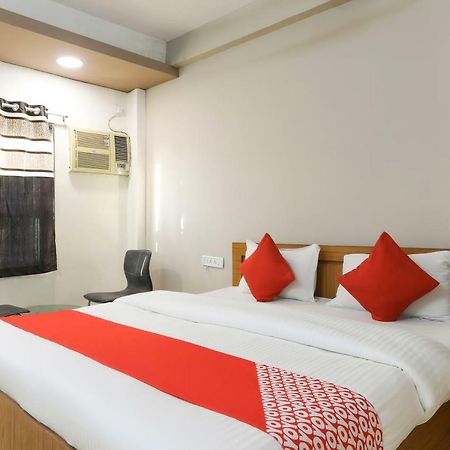Oyo 43851 Hotel Virasat Māndu Екстериор снимка