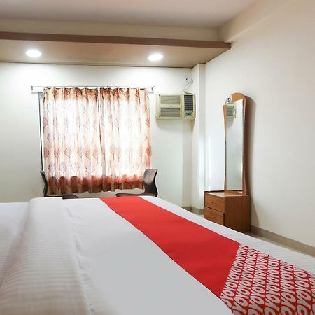 Oyo 43851 Hotel Virasat Māndu Екстериор снимка