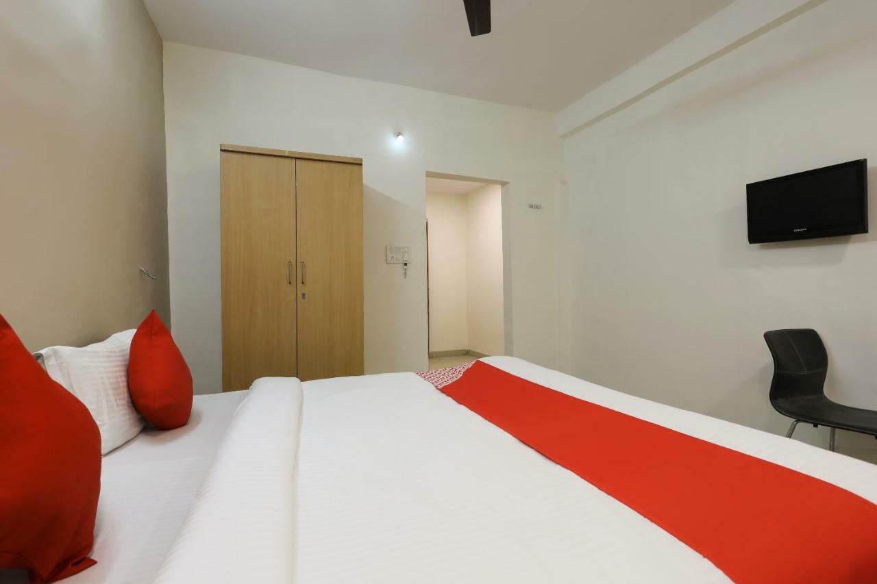 Oyo 43851 Hotel Virasat Māndu Екстериор снимка