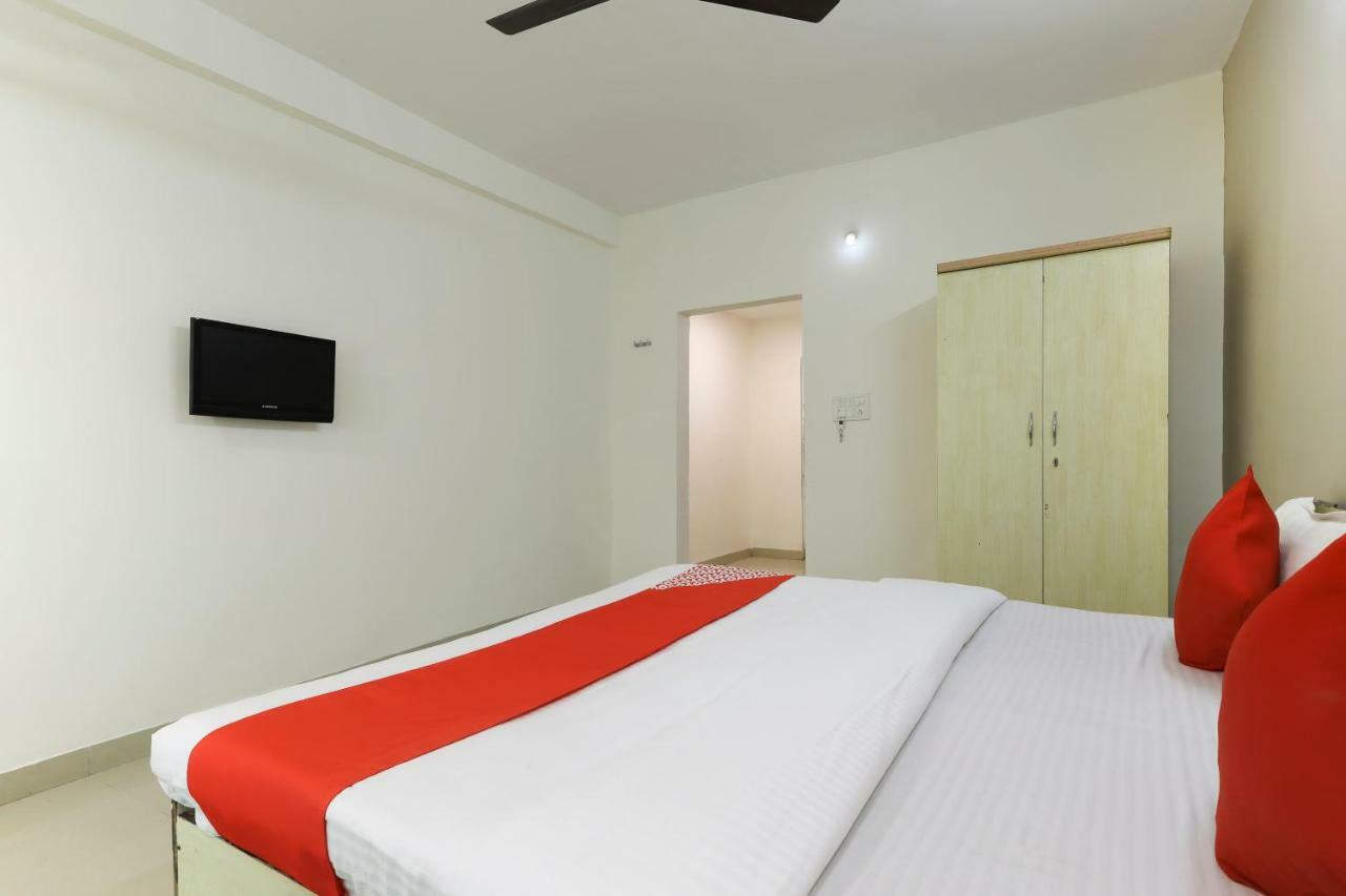 Oyo 43851 Hotel Virasat Māndu Екстериор снимка