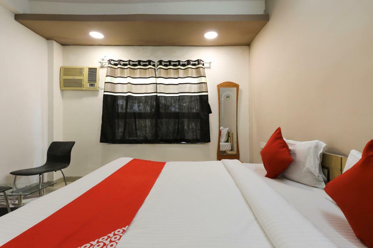 Oyo 43851 Hotel Virasat Māndu Екстериор снимка