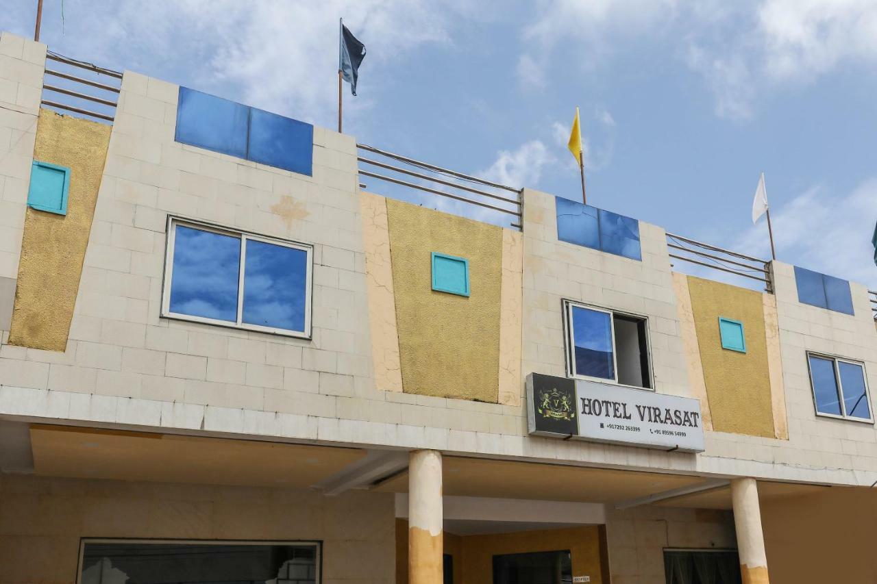 Oyo 43851 Hotel Virasat Māndu Екстериор снимка