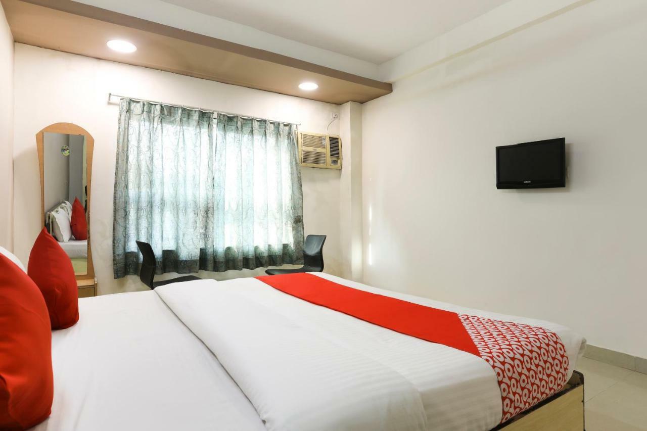 Oyo 43851 Hotel Virasat Māndu Екстериор снимка