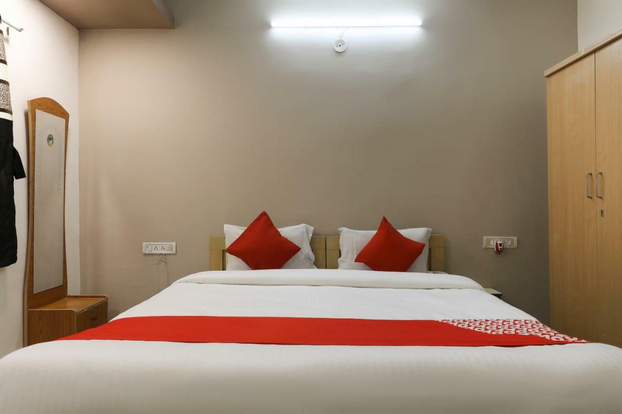 Oyo 43851 Hotel Virasat Māndu Екстериор снимка