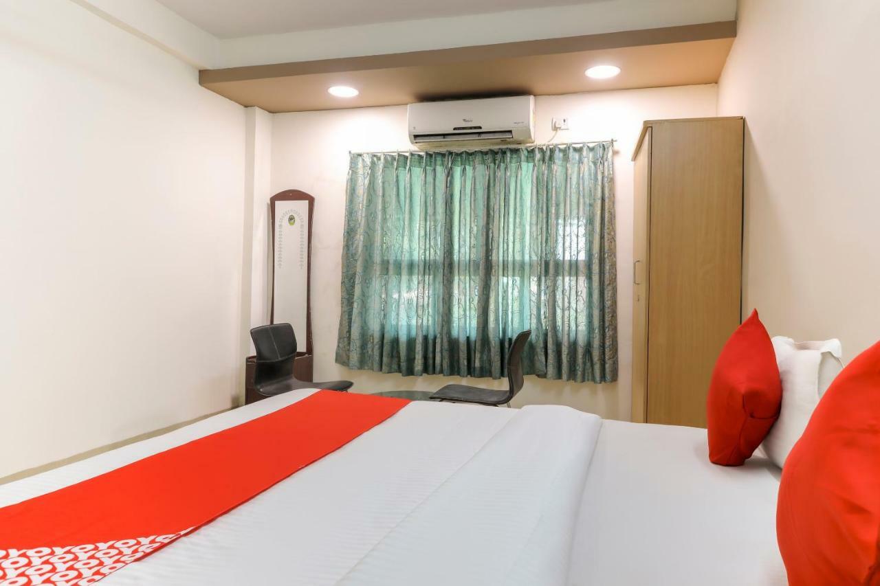 Oyo 43851 Hotel Virasat Māndu Екстериор снимка