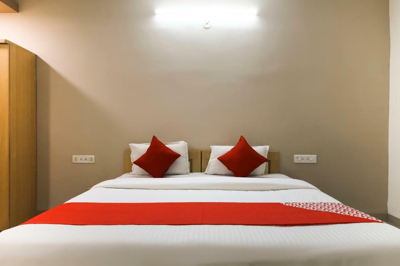 Oyo 43851 Hotel Virasat Māndu Екстериор снимка