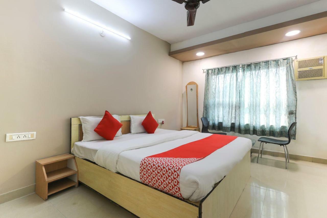 Oyo 43851 Hotel Virasat Māndu Екстериор снимка