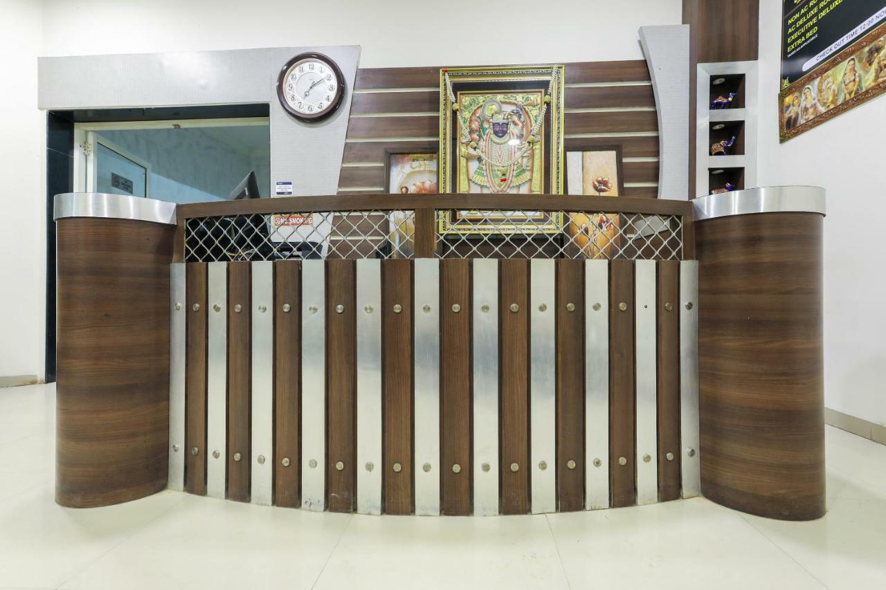 Oyo 43851 Hotel Virasat Māndu Екстериор снимка