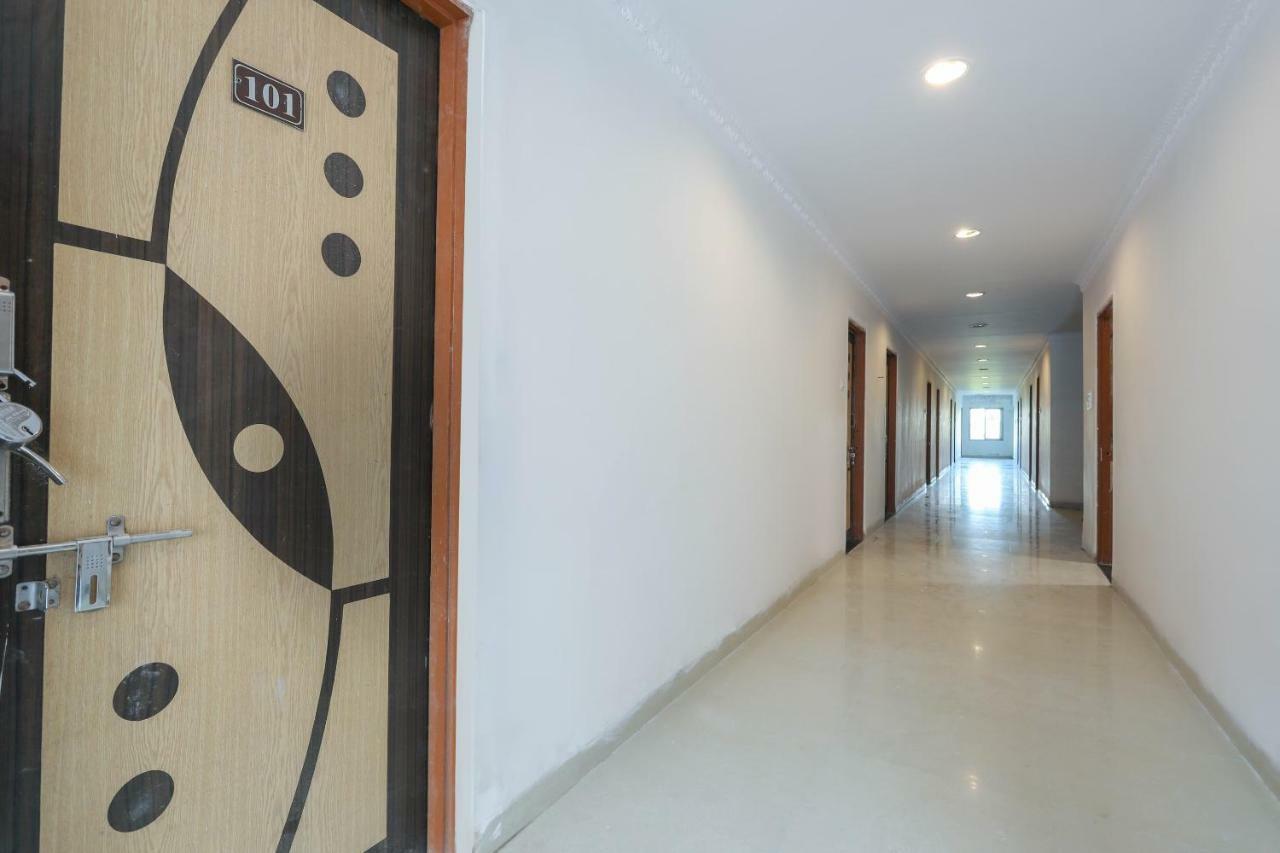 Oyo 43851 Hotel Virasat Māndu Екстериор снимка