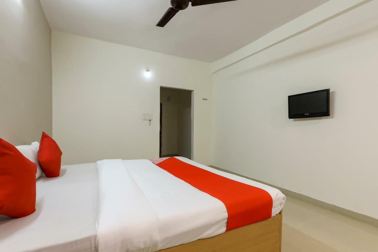 Oyo 43851 Hotel Virasat Māndu Екстериор снимка