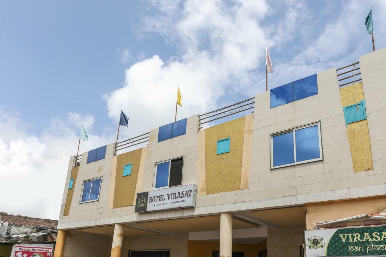 Oyo 43851 Hotel Virasat Māndu Екстериор снимка