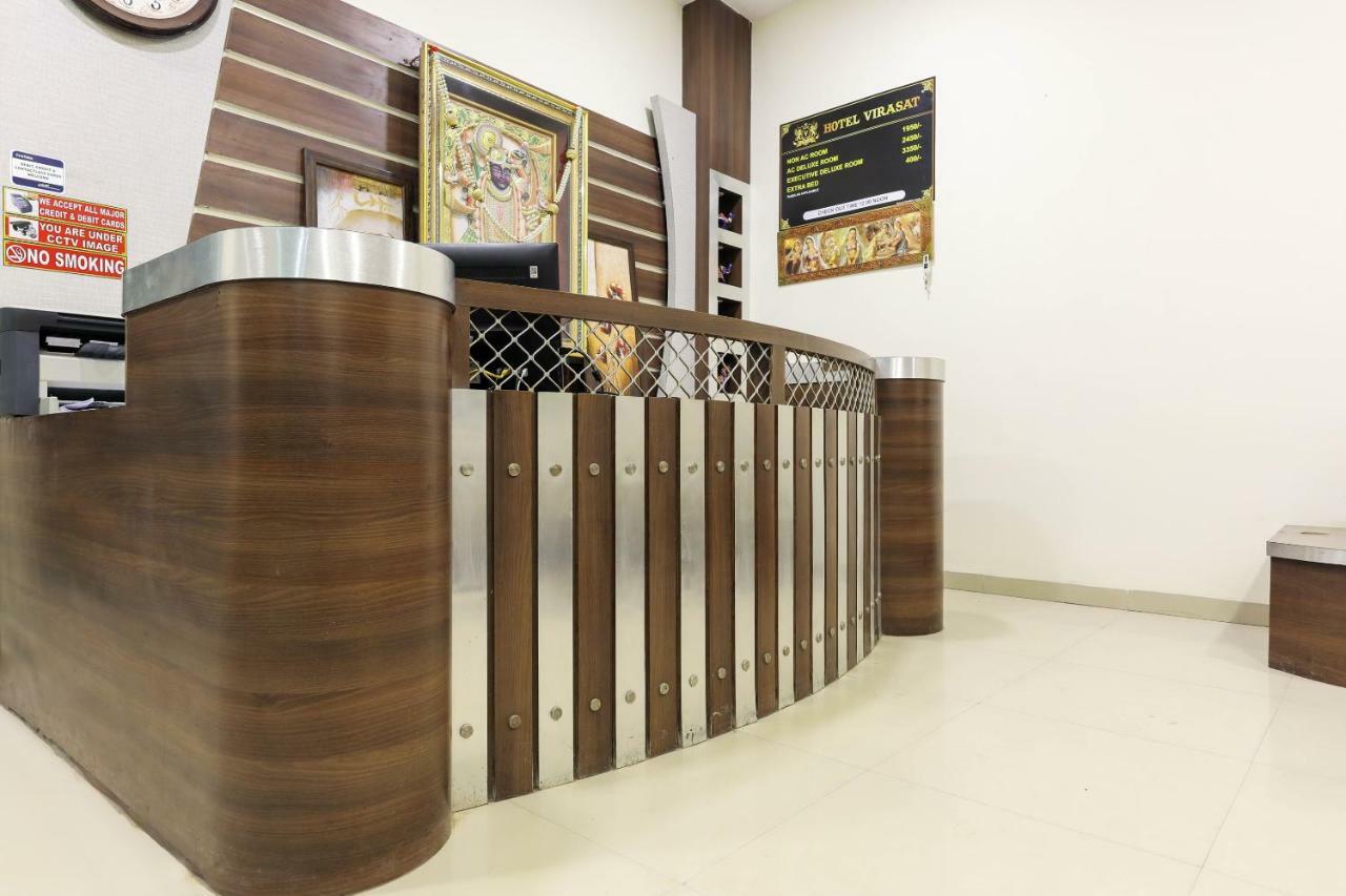 Oyo 43851 Hotel Virasat Māndu Екстериор снимка