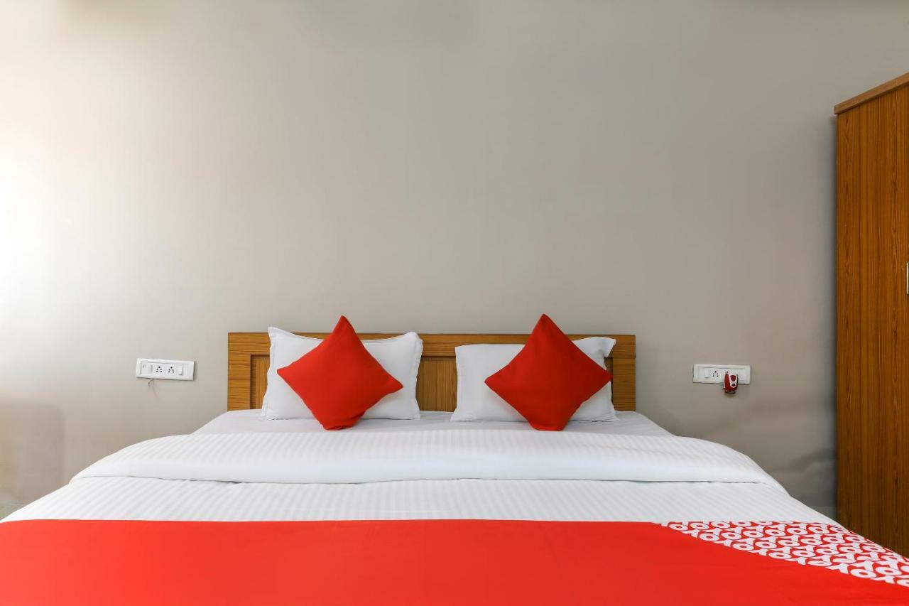 Oyo 43851 Hotel Virasat Māndu Екстериор снимка