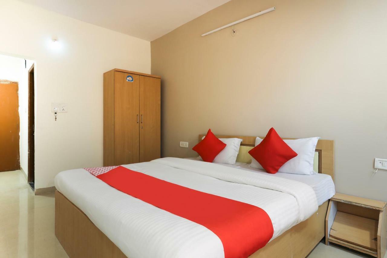 Oyo 43851 Hotel Virasat Māndu Екстериор снимка