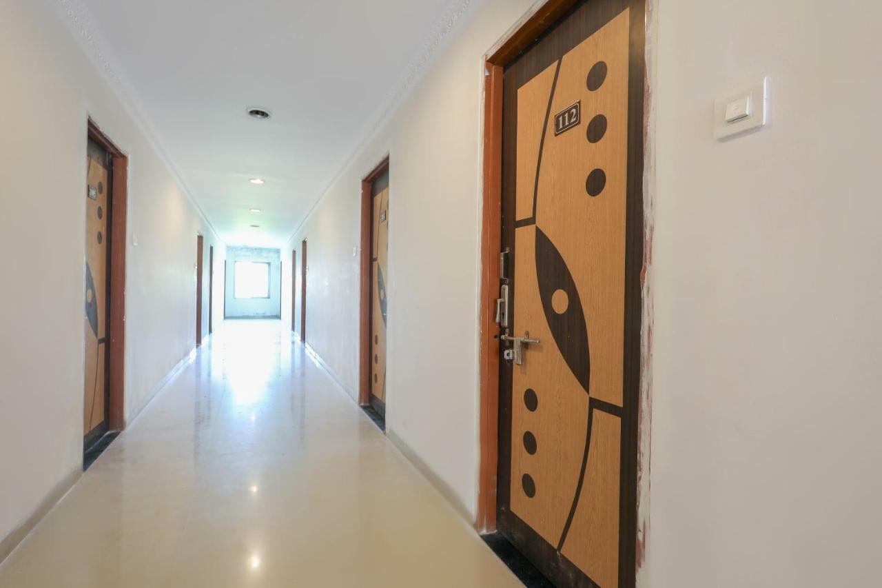 Oyo 43851 Hotel Virasat Māndu Екстериор снимка