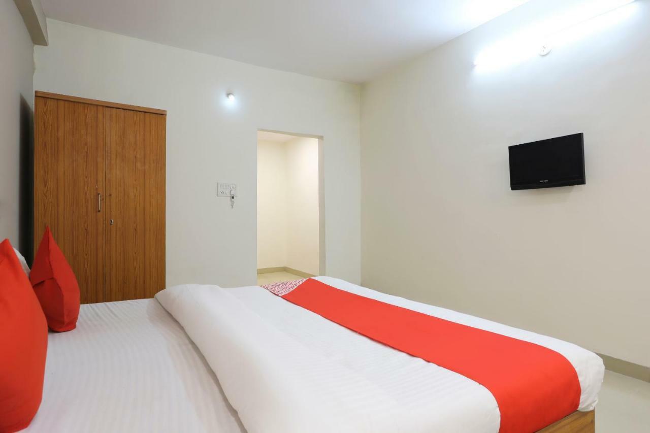 Oyo 43851 Hotel Virasat Māndu Екстериор снимка