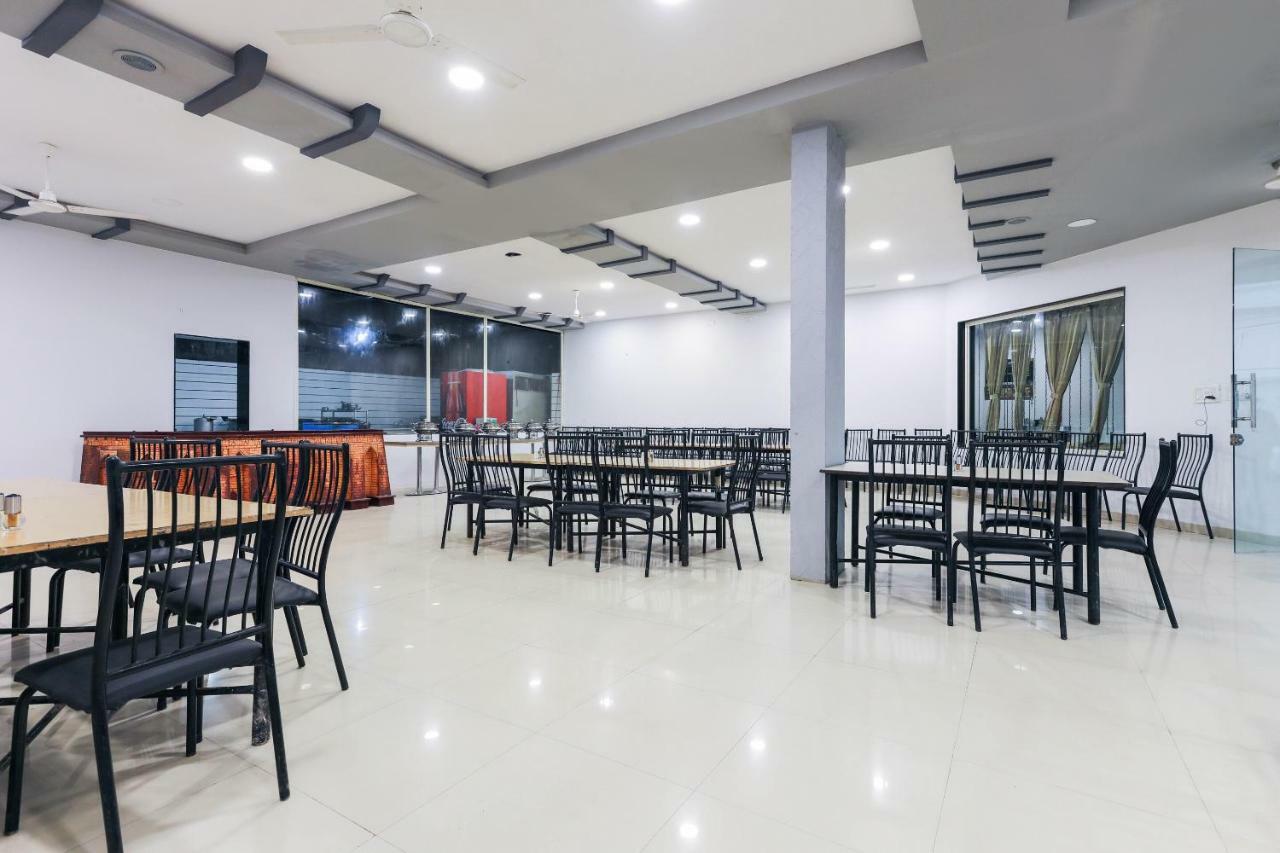 Oyo 43851 Hotel Virasat Māndu Екстериор снимка